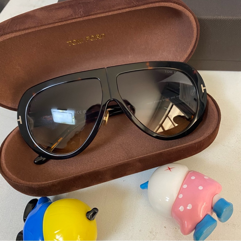 Tortoise Shell Gradient Aviator Sunglasses - image 4